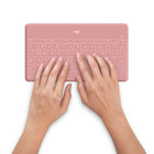 Logitech - Clavier Keys-To-Go Bluetooth pour iPhone, iPad et Apple TV - Rose-Le joint d’étanchéité protège ce clavier des miettes, des éclaboussures et de presque tout autre chose que vous (ou vos enfants) pourriez renverser dessus et se nettoie en quelques secondes.
