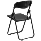 Chaise pliante robuste de la série HERCULES en plastique noir avec supports de fixation intégrés et une capacité de 500 lb-Conception à dossier et siège en plastique noir aux contours ergonomiques