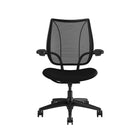 Humanscale - Chaise de travail Liberty - Noire-Le dossier en maille du Liberty est constitué de trois panneaux en mailles non-extensibles assemblés de la même manière qu’un couturier assemble plusieurs morceaux de tissu pour confectionner une veste de tailleur. Ses contours épousent parfaitement le corps et s’adaptent à l’utilisateur tout au long de la journée.