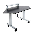 Luxor – Bureau en coin debout, manivelle, 60 po, noirs (STANDUP-CCF60-B)-Ses bords stratégiquement conçus permettent d’être placés entre les coins et les murs tout en maintenant amplement d’espace pour de l’équipement et des câbles. Plutôt que d’offrir aux clients des clous carrés pour des trous ronds, soyez celui qui offre un bureau debout qui s’adapte parfaitement à toutes sortes d’environnements.