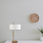 Dainolite - Lampe de table à incandescence moderne Fitzgerald, 1 lumière, laiton vieilli avec abat-jour blanc-Le cordon de 6 pieds offre une portée suffisante
