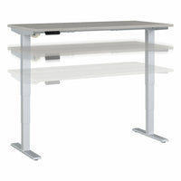 Bureau assis-debout à hauteur réglable 60 po x 30 po Move 40 Series de Bush Business Furniture - gris platine/gris métallique-Le bureau assis-debout électrique à hauteur réglable est doté d’un piètement motorisé et d’un plateau 60L x 30P avec système de gestion des câbles intégré