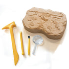 Educational Insights - Kit d'excavation de fossiles GeoSafari® Jr.-Trouvez ces fossiles ! Utilisez le marteau de roche et le ciseau inclus pour ébrécher un bloc de sable durci et excaver les fossiles cachés à l'intérieur. Ensuite, brossez-les propres et vérifiez-les sous la loupe incluse.