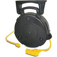Lind Equipment, Dévidoirs industriels-Une languette de dégagement sur le support de montage convertit rapidement et facilement la bobine d'une utilisation stationnaire à une utilisation portable