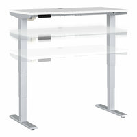 Bureau assis-debout à hauteur réglable 48 po x 24 po Move 40 Series de Bush Business Furniture - blanc/gris métallique-Le bureau assis-debout électrique à hauteur réglable est doté d’un piètement motorisé et d’un plateau 48L x 24P avec système de gestion des câbles intégré