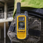Dewalt - Heavy Duty DXFRS800 GMRS Talkie-walkie avec casque de surveillance – Lot de 2-Norme IP67 étanche à la poussière et à l'eau.