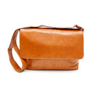 Ashlin® Sac de messager Rikar, tan britannique-Notre serviette de style messager classique. Conçu pour vos déplacements quotidiens au bureau et vos voyages d'affaires. Ce sac est assez grand pour contenir votre ordinateur portatif de jusqu'à 15 po, votre MacBook® Pro et d'autres ordinateurs de format similaire.