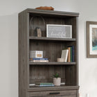Sauder - 433680 La Collection Aspen Post Surmeuble de Bibliothèque - Finition Pebble Pine-Surface solide et légère en panneaux de 1 po. pour la durabilité et un assemblage facile.