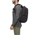 Incase - ICON Sac à dos - Noir-Le compartiment secondaire offre une série de poches de rangement pour ranger les accessoires techniques et autres petits objets