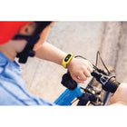 Google - Fitbit Moniteur d'activité Ace 3 - Noir/Jaune Minions-Les enfants peuvent mettre leur famille au défi de participer à des concours de pas et envoyer des messages ou des encouragements dans l'application