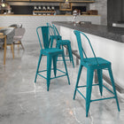 Flash Furniture – Tabouret de comptoir de 24 po avec dossier, pour l’intérieur, métal vieilli, bleu Kelly (ET353424KB)-Le renfort transversal sous le siège offre une stabilité supplémentaire