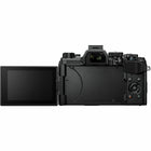 OM System OM-5 - Corps noir avec kit d'objectif M Zuiko Digital ED 12-45 mm F4.0 PRO-Si compact que vous le remarquez à peine. Un design classique épuré qui disparaît dans votre sac mais se sent juste à tenir