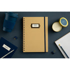 General Supply Goods + Co - Cahier Placard - B5 (6,9 x 9,8 po) - 180 pages - Marron Kraft-Cahier de notes en papier kraft avec spirale en laiton antique et elastique bleu marine