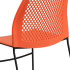 Chaise empilable orange HERCULES à dossier ventilé et à base traîneau enduite de poudre noire avec une capacité de 661 lb-Le dossier perforé permet la circulation de l'air