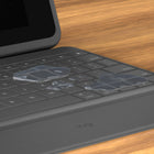 Logitech Rugged Folio - Étui clavier de protection pour iPad (7e, 8e et 9e générations) - Graphite-Une fermeture magnétique maintient l'étui bien fermé lorsqu'il n'est pas utilisé pour protéger l'écran de votre iPad (7e, 8e et 9e générations).