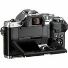 Olympus - OM-D E-M10 Mark IV avec kit d'objectifs M.Zuiko Digital ED 14-42mm F3.5-5.6 EZ - Corps argenté/objectif argenté-Forme de prise plus profonde pour un ajustement plus sûr même lorsqu'il est associé à un long téléobjectif
