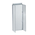 Azar Displays – Panneau perforé transparent avec ailes, 8 larg. x 20,63 haut. (po) (700359-CLR)-Comprend une bande porte-affiche en acrylique et deux ailes en plastique transparent de 4 1/2 po de largeur sur les côtés