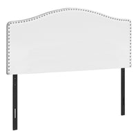 Monarch Specialties - 6012Q Lit Queen Tete De Lit Simili - Cuir Blanc-Tête de lit arquée rembourré en similicuir blanc avec bordure de tête de clou au fini chromé