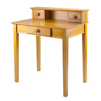 Winsome – Pupitre avec étagère Studio, fini miel-Ce pupitre au style ancien est rafraîchi avec un cadre robuste et un fini pin miel élégant.