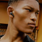 Marshall - Motif A.N.C. écouteurs intra-auriculaire sans fil avec réduction de bruit active - Noir-pose donc pas problème. L’emblématique étui de charge en format de poche propose quant à lui une résistance à l’eau d’indice IPX4, tout en vous off rant 20 h de lecture sans fi l grâce à la fonction de recharge mobile de vos écouteurs en cas de batterie à plat. Les Motif A.N.C. sont robustes et toujours prêts à vous suivre