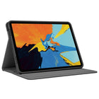 Étui Targus VersaVu Classic pour iPad Air 11 pouces (M3/M2), iPad Air 10,9 pouces (5e et 4e génération) et iPad Pro 11 pouces (4e, 3e, 2e et 1re génération)-Le plateau breveté moulé sur mesure avec des coins renforcés améliore la protection contre les chocs