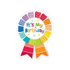 Insignes de joyeux anniversaire de palette peinte par presse d'enseignement créatif, paquet de 216-Les motifs ludiques et le lettrage se combinent pour donner à ce badge un look festif