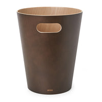 Umbra - Poubelle Woodrow, 7.5L, Couleurs Assorties-Design Propre Et Moderne: Fabriquée entièrement en bois, Woodrow a un intérieur en bois naturel et est disponible dans une large gamme de finitions colorées sur l'extérieur