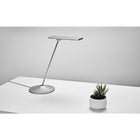 Lampe de travail Humanscale Horizon 2.0-Horizon 2.0 offre une lumière plus lumineuse et plus réaliste que son prédécesseur. Ultra large et sans éblouissement, ce faisceau projette une seule ombre sur une surface de travail et élimine le besoin d'un éclairage de tâche supplémentaire.