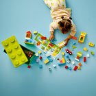 LEGO DUPLO - Classique La boîte de briques de luxe Jouet de construction - 85 pièces-L'assortiment coloré de briques, de pièces, de numéros et de personnages est rangé dans une boîte verte avec un couvercle à 8 tenons de style LEGO DUPLO. Combinez le contenu avec d'autres ensembles DUPLO pour encore plus de plaisir