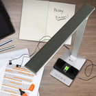 Lampe de bureau à DEL Entice à chargement sans fil OttLite - Blanc-Se replie lorsqu’elle n'est pas utilisée