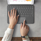 Logitech - Étui Combo Touch avec pavé tactile pour iPad (7e, 8e et 9e génération) - Graphite-Conçu comme une extension de votre iPad, à la vue et au toucher. L'étui léger protège votre dispositif des éraflures, des rayures et des éclaboussures grâce à des matériaux de qualité supérieure doux au toucher.