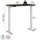 Bureau assis-debout à hauteur réglable 48 po x 24 po Move 40 Series de Bush Business Furniture - noyer noir/gris métallique-Le bureau ajustable s’élève de 28 à 48 po à une vitesse de 1.25 po par seconde