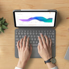 Logitech Combo Touch - Étui-clavier rétroéclairé pour Apple iPad Pro 11 po (1re/2e/3e génération) - Gris Oxford-Combo Touch a été conçu avec un côté ouvert pour que vous puissiez garder votre étui en place pendant que vous rechargez votre Apple Pencil.