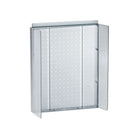 Azar Displays – Panneau perforé transparent avec ailes, 16 larg. x 20,25 haut. (po) (700357-CLR)-Comprend une bande porte-affiche en acrylique et deux ailes en plastique transparent de 3 po de largeur sur les côtés