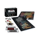 Risk – « Game of Thrones »-Comprend 2 plateaux de jeu distincts : Westeros et Essos. 315 pièces d’armée représentant les maisons nobles : Stark, Baratheon, Lannister, Martell, Tyrell, Targaryen et Ghiscari (un pion soldat représente 1 unité) 7 sièges de pouvoir représentant les maisons nobles.7 plateaux de joueurs représentant les maisons nobles. 188 cartes notamment Territoires, Objectifs, Personnages et Maesters. 63 jetons d’unités spéciales. 75 pièces en or Dragon. 9 dés. Livret d’instructions
