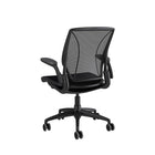 Humanscale - Fauteuil fonctionnel intelligent Diffrient World -Incroyablement légèr, le siège Diffrient World remplace le siège à coussin standard, à résille non-extensible et à faible abrasion. Pour optimiser le confort, Diffrient a supprimé le rebord avant du siège ce qui a permis de résoudre l’éternel problème des rebords durs qui exercent une pression sur les genoux et une pression de contact derrière les cuisses, en offrant ainsi un confort de longue durée et un support constant à chaque utilisateur.