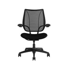 Humanscale - Chaise de travail Liberty - Noire-Le dossier en maille du Liberty est constitué de trois panneaux en mailles non-extensibles assemblés de la même manière qu’un couturier assemble plusieurs morceaux de tissu pour confectionner une veste de tailleur. Ses contours épousent parfaitement le corps et s’adaptent à l’utilisateur tout au long de la journée.