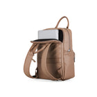 Bugatti - Sac à dos 15,6 po en cuir vegane de la collection PURE, Taupe-Pochette interne à fermeture eclair