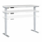 Bureau assis-debout à hauteur réglable 60 po x 30 po Move 40 Series de Bush Business Furniture - blanc/gris métallique-Le bureau assis-debout électrique à hauteur réglable est doté d’un piètement motorisé et d’un plateau 60L x 30P avec système de gestion des câbles intégré