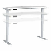 Bureau assis-debout à hauteur réglable 60 po x 30 po Move 40 Series de Bush Business Furniture - blanc/gris métallique-Le bureau assis-debout électrique à hauteur réglable est doté d’un piètement motorisé et d’un plateau 60L x 30P avec système de gestion des câbles intégré