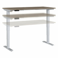 Bureau assis-debout à hauteur réglable 72 po x 30 po Move 40 Series de Bush Business Furniture - hickory moderne/gris métallique-Le bureau assis-debout électrique à hauteur réglable est doté d’un piètement motorisé et d’un plateau 60L x 30P avec système de gestion des câbles intégré