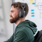 Logitech - Zone Vibe 100 Casque d'écoute léger sans fil avec Micro anti-bruit de fond - Graphite-Construit pour l'avenir : choisissez la durabilité avec Zone Vibe 100, fabriqué avec 25 % de plastique recyclé post-consommation pour un avenir meilleur