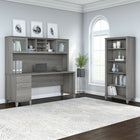Bush Furniture - Bureau 72 po avec huche et bibliothèque à 5 tablettes Somerset - Gris platine-La surface de travail spacieuse 72" L offre amplement d’espace pour étaler votre ordinateur et vos documents