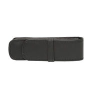 Ashlin® Double étui à stylos L'Aquila, noir-Ce double étui à stylos est créé pour accueillir vos deux stylos favoris. Construit avec une qualité d'exécution faite à la main. Excellent cadeau pour un nouveau diplômé ou pour des présentations d'entreprise. La fermeture à rabat supérieure garde les stylos rangés de façon sécuritaire.