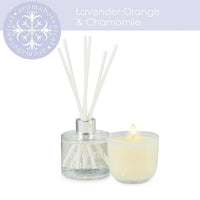 Aromabotanical – Ensemble-cadeau avec bougie au parfum de lavande, d’orange et de camomille + diffuseur (16-AB/SET LO)-L’ensemble-cadeau d’Aromabotanical combine un diffuseur à roseaux de 50 ml contenant des huiles essentielles australiennes sur mesure, et une mini bougie de 2 oz.