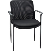Staples - Chaise d'invité Roaken en mailles, avec accoudoirs, noir-Le tissu en mailles noires favorise la circulation de l'air