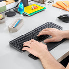 Logitech - Repose-poignets MX-Le soutien comme vous l'entendez: lisse et agreable au toucher, le repose-poignets ne glisse pas sur les surfaces. Il reste en place, quels que soient la maniere et l'endroit où vous tapez