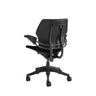 Humanscale - Chaise de travail Freedom - Noire-Le design révolutionnaire du dossier du Freedom assure un pivotement automatique qui s’adapte aux besoins changeants de la colonne vertébrale. Les accoudoirs synchronisés du siège accompagnent l’utilisateur pendant son inclinaison, ce qui lui apporte un soutien constant et un confort absolu.