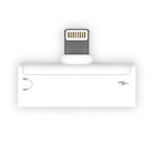 Aluratek - Adaptateur combiné Lightning et 3,5 mm pour iPhone-Plug-and-Play - Aucun logiciel n'est requis. Branchez simplement l'adaptateur à n'importe quel iPhone ou iPad muni d'un port Lightning, et commencez à charger et à écouter vos fichiers audio préférés.