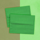 JAM Paper - Enveloppes d'invitation Brite Hue recyclées, fermeture gommée, 4 3/8 po x 5 3/4 po, vert Noël, paq./100-Fermeture : gommée
